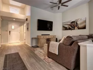 Photo #5: 2405627 Listing 