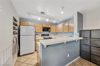 Photo #6: 2405682 Listing 