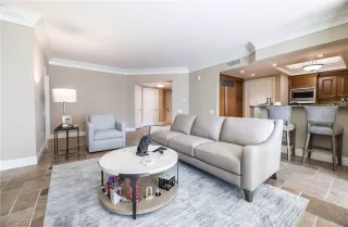 Photo #3: 2405688 Listing