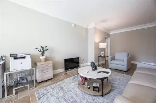 Photo #4: 2405688 Listing