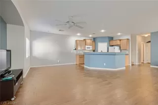 Photo #5: 2405704 Listing