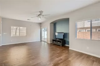 Photo #6: 2405704 Listing