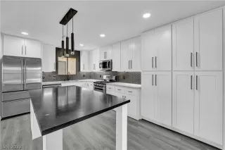 Photo #3: 2405810 Listing