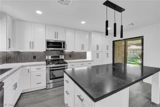 Photo #4: 2405810 Listing