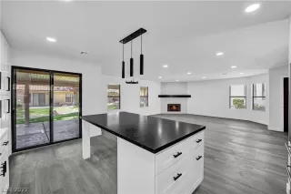 Photo #5: 2405810 Listing