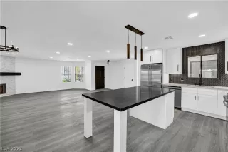 Photo #6: 2405810 Listing