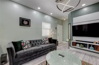 Photo #3: 2405816 Listing