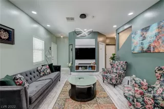 Photo #4: 2405816 Listing