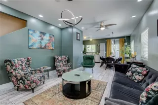 Photo #6: 2405816 Listing