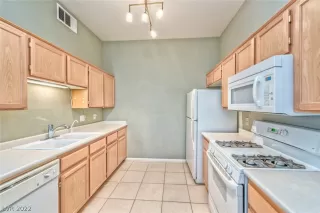 Photo #5: 2405861 Listing 