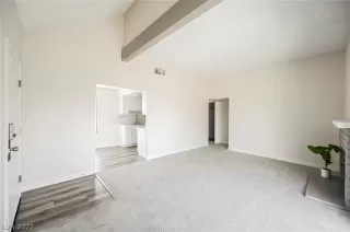 Photo #6: 2405866 Listing