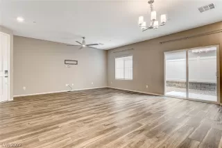 Photo #3: 2405886 Listing
