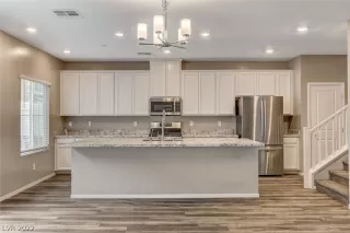 Photo #4: 2405886 Listing