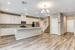Photo #5: 2405886 Listing