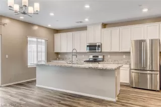 Photo #6: 2405886 Listing