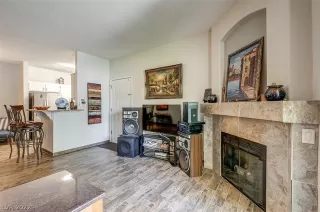 Photo #3: 2405917 Listing