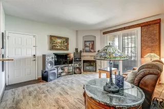 Photo #4: 2405917 Listing