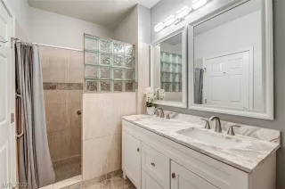 Photo #6: 2405917 Listing