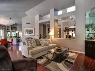 Photo #5: 2406037 Listing