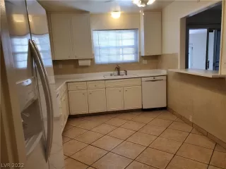 Photo #5: 2406145 Listing