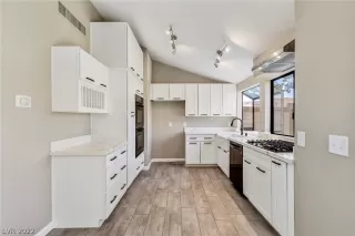 Photo #4: 2406193 Listing