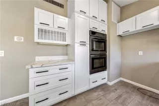 Photo #5: 2406193 Listing