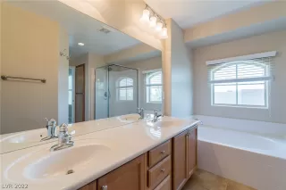 Photo #3: 2406208 Listing