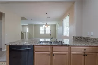 Photo #6: 2406208 Listing