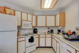 Photo #6: 2406303 Listing