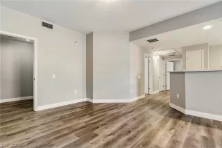 Photo #5: 2406319 Listing 