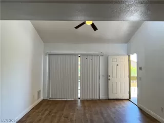 Photo #3: 2406387 Listing