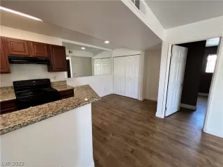 Photo #4: 2406387 Listing