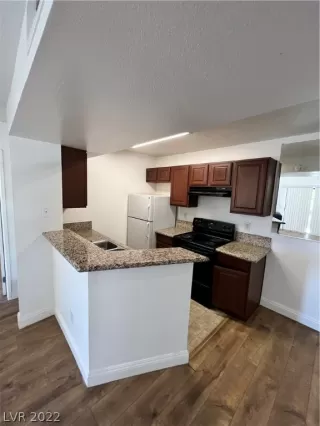 Photo #5: 2406387 Listing