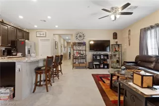 Photo #6: 2406567 Listing