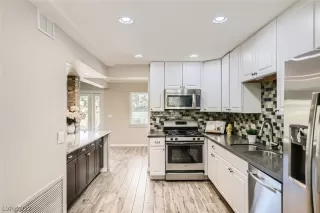 Photo #5: 2406584 Listing 