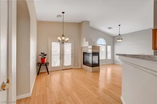 Photo #6: 2406589 Listing