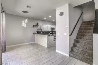 Photo #5: 2406729 Listing