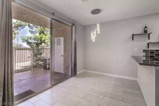 Photo #6: 2406729 Listing