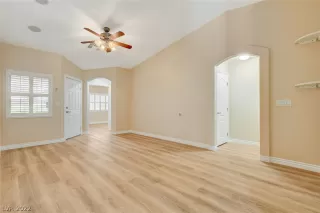 Photo #5: 2406833 Listing