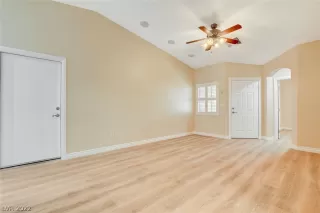 Photo #6: 2406833 Listing