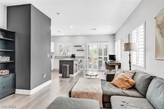 Photo #4: 2406970 Listing