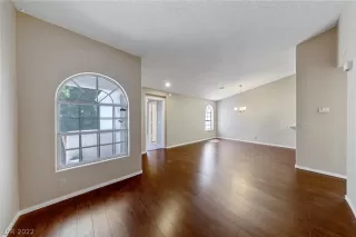 Photo #4: 2406987 Listing