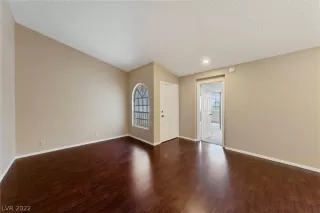 Photo #5: 2406987 Listing