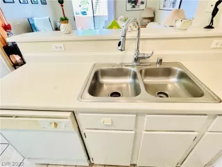 Photo #5: 2407033 Listing