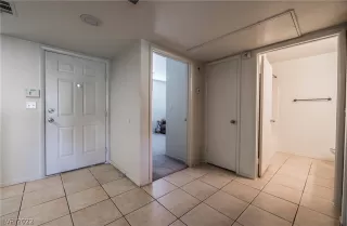 Photo #4: 2407077 Listing