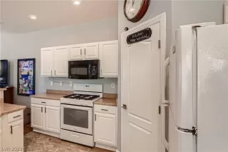 Photo #5: 2407128 Listing