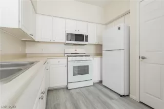 Photo #3: 2407147 Listing