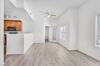 Photo #3: 2407157 Listing