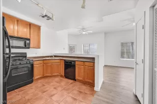 Photo #5: 2407157 Listing