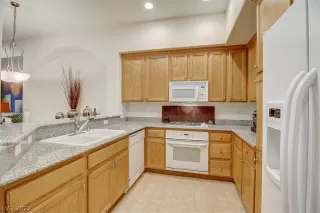 Photo #6: 2407266 Listing